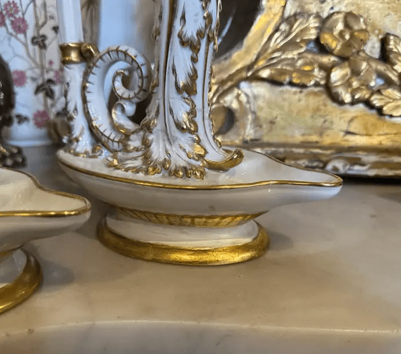 Coppia di lampade da tavolo in ceramica di Capodimonte bianca e oro, primo '900 3