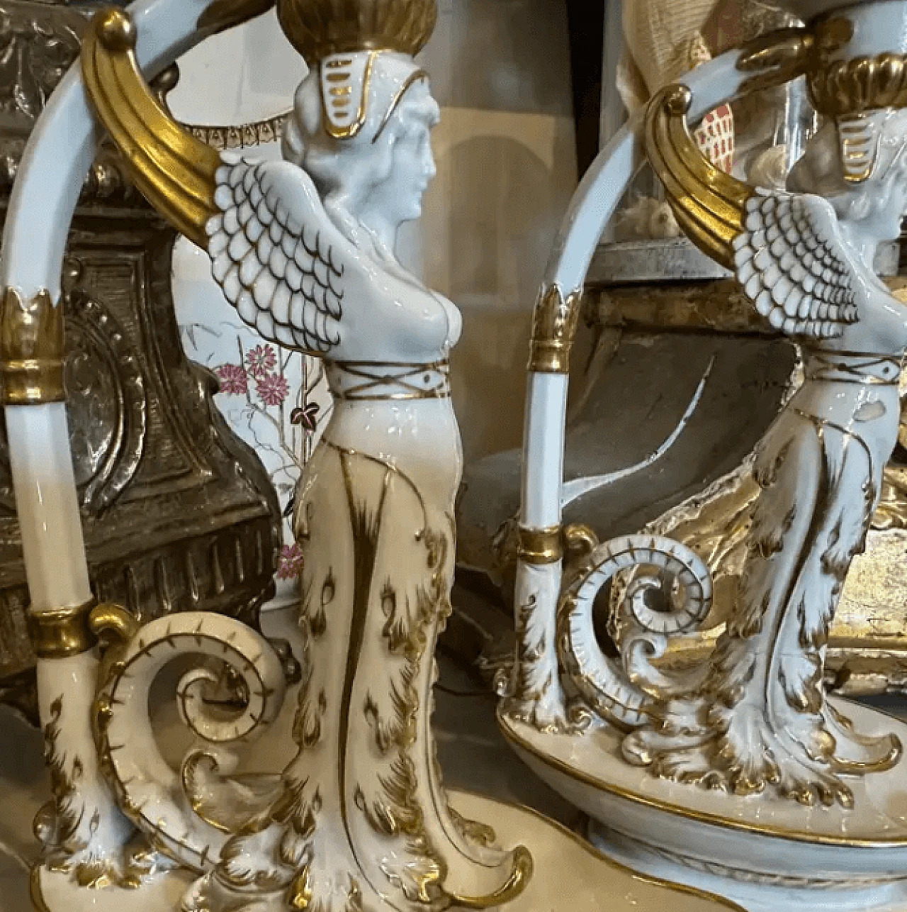 Coppia di lampade da tavolo in ceramica di Capodimonte bianca e oro, primo '900 5