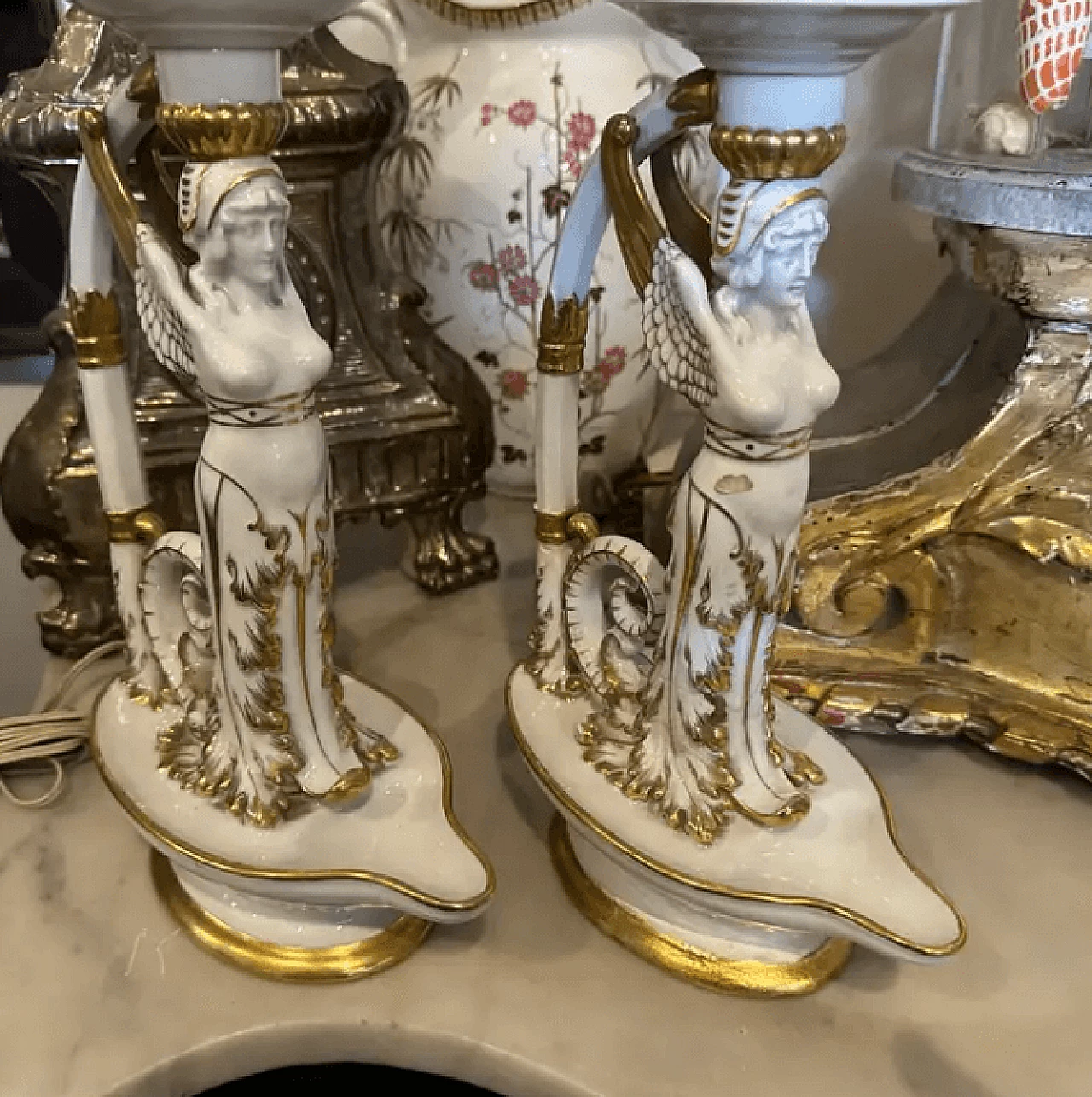 Coppia di lampade da tavolo in ceramica di Capodimonte bianca e oro, primo '900 6