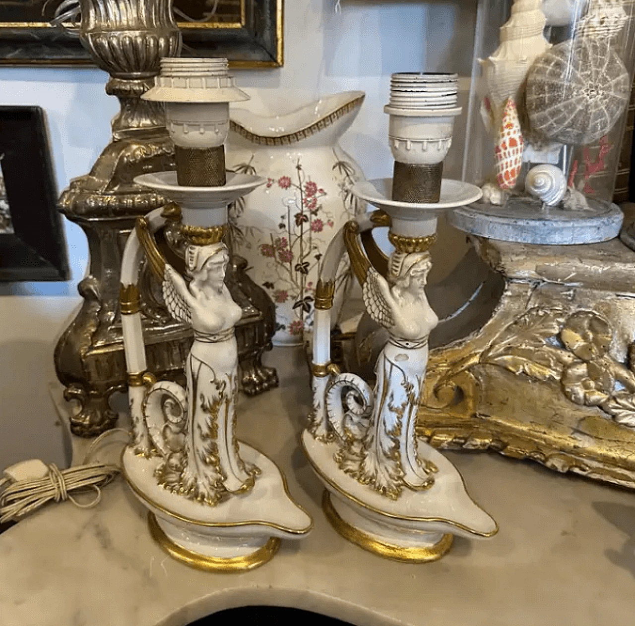 Coppia di lampade da tavolo in ceramica di Capodimonte bianca e oro, primo '900 7