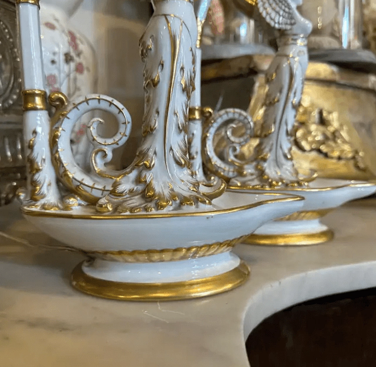 Coppia di lampade da tavolo in ceramica di Capodimonte bianca e oro, primo '900 8