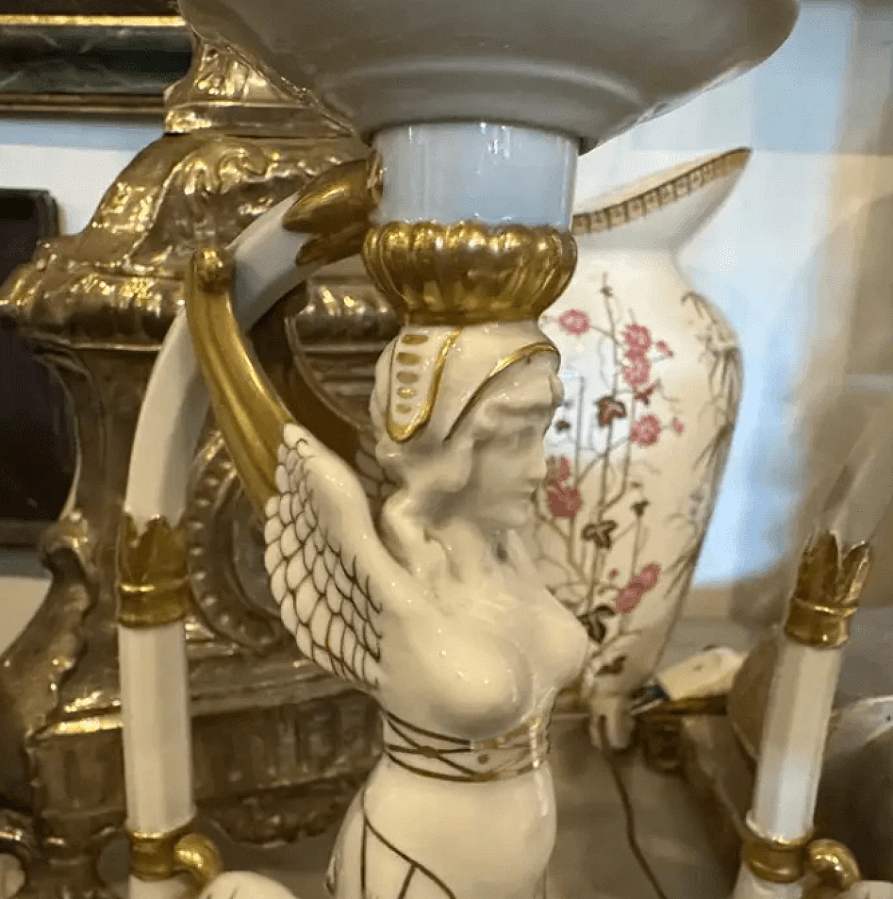 Coppia di lampade da tavolo in ceramica di Capodimonte bianca e oro, primo '900 9