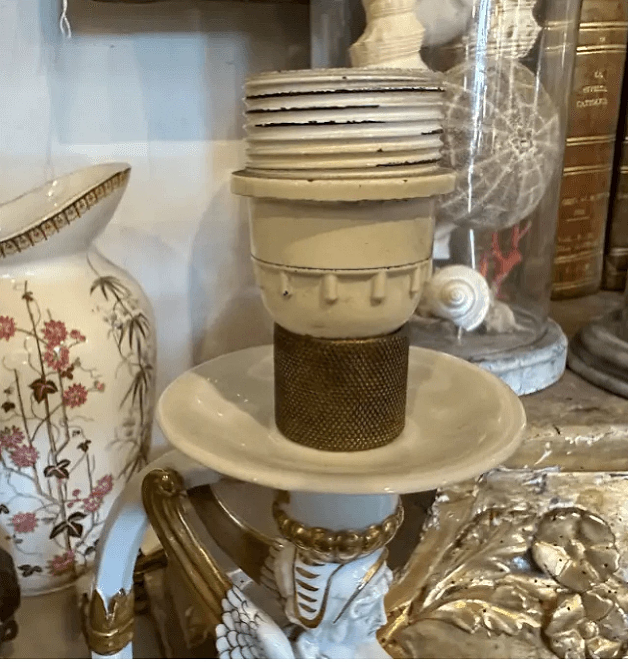 Coppia di lampade da tavolo in ceramica di Capodimonte bianca e oro, primo '900 11