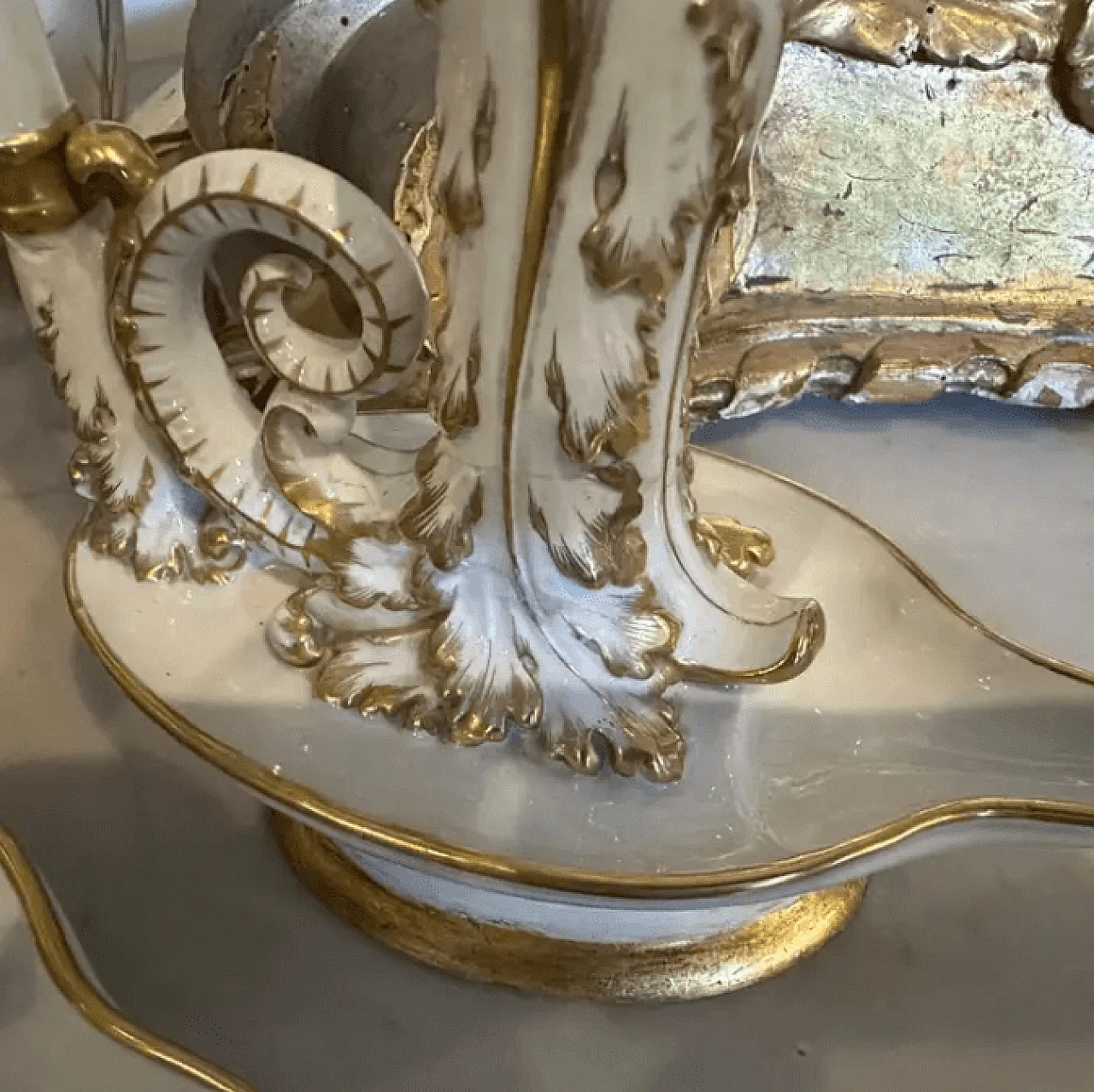 Coppia di lampade da tavolo in ceramica di Capodimonte bianca e oro, primo '900 12