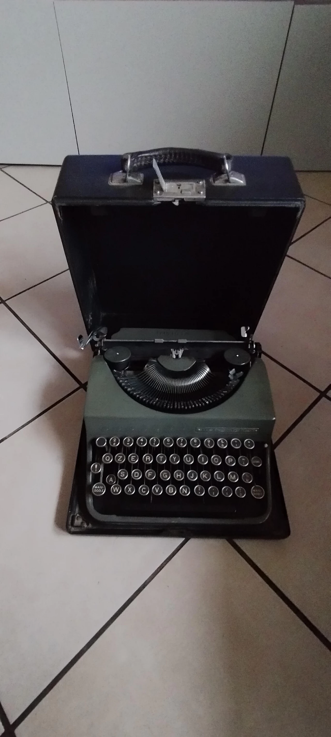 Invicta portable typewriter with case, 1930s 1