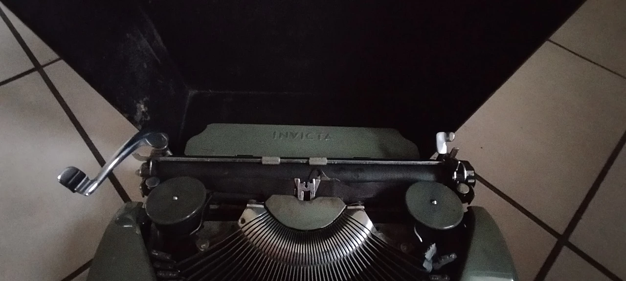 Invicta portable typewriter with case, 1930s 3