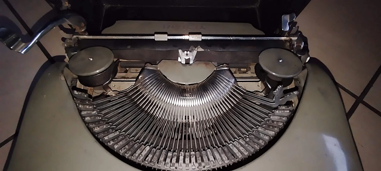 Invicta portable typewriter with case, 1930s 5