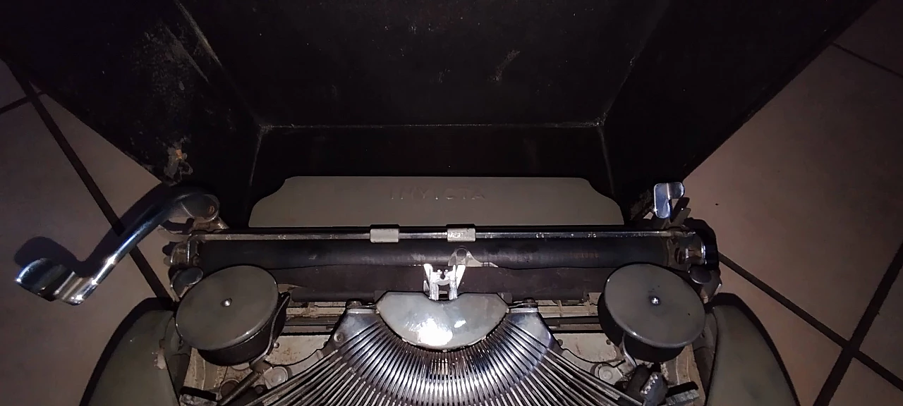 Invicta portable typewriter with case, 1930s 6