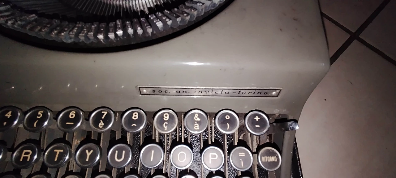 Invicta portable typewriter with case, 1930s 7