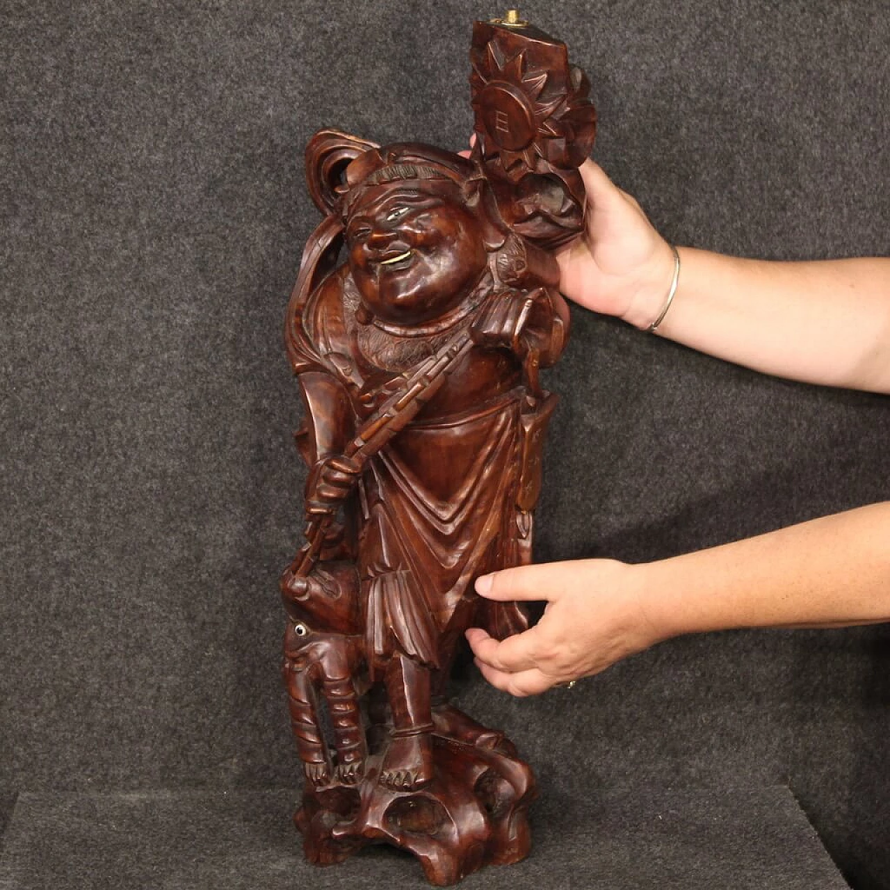 Figura con animale, scultura orientale in legno, anni '60 2