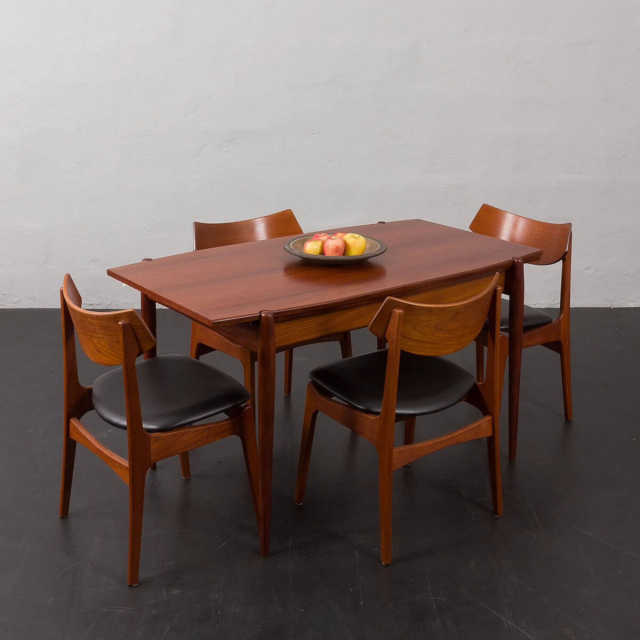 Mahogany veneered extendable table in the style of Gio Ponti, 1960s 1