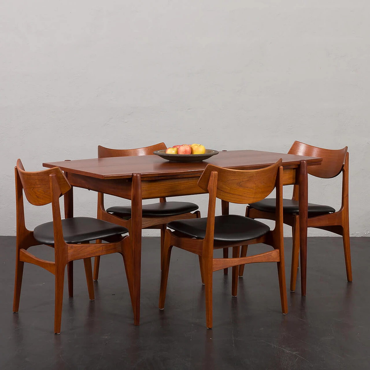 Mahogany veneered extendable table in the style of Gio Ponti, 1960s 2