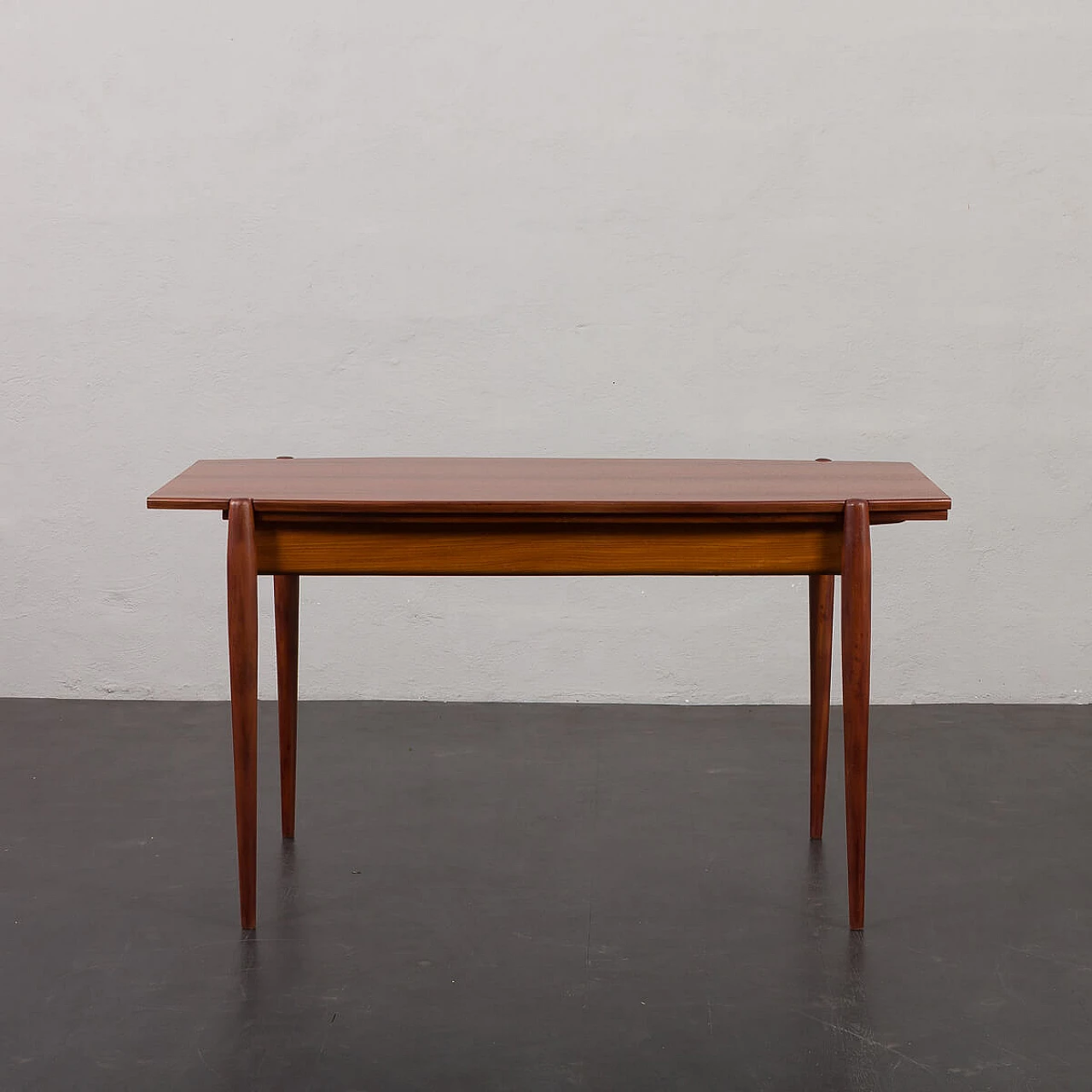 Mahogany veneered extendable table in the style of Gio Ponti, 1960s 4