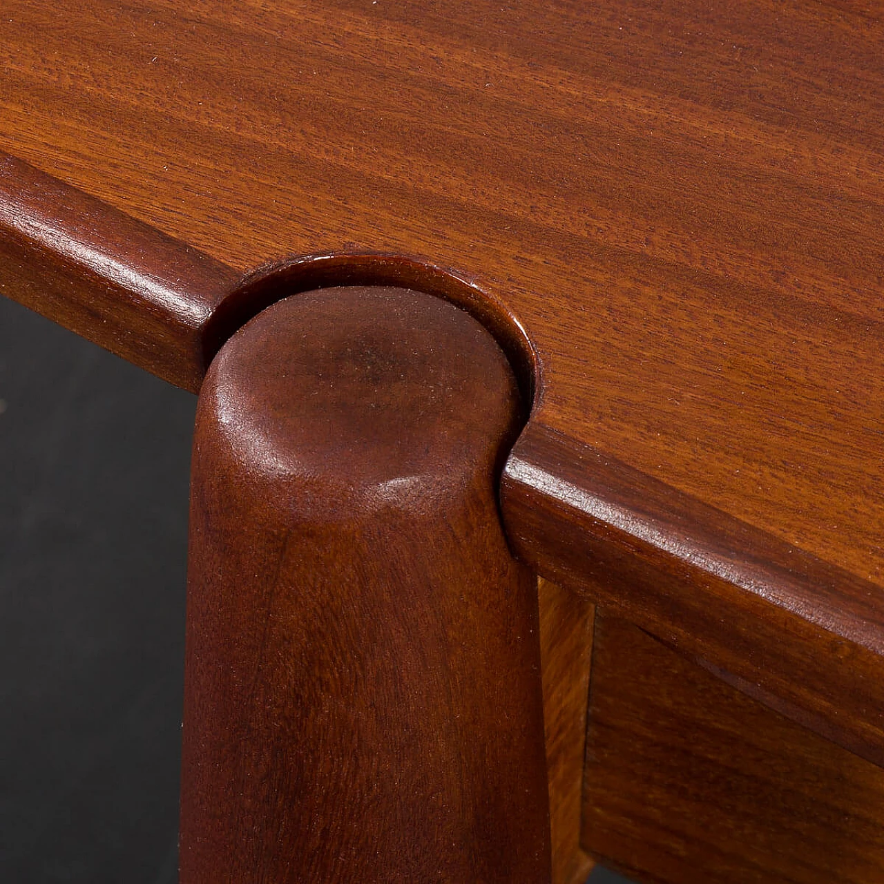 Mahogany veneered extendable table in the style of Gio Ponti, 1960s 7