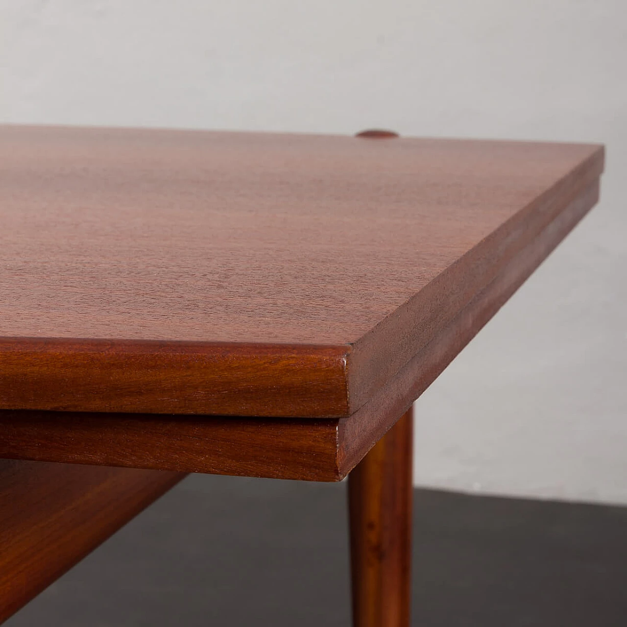 Mahogany veneered extendable table in the style of Gio Ponti, 1960s 9