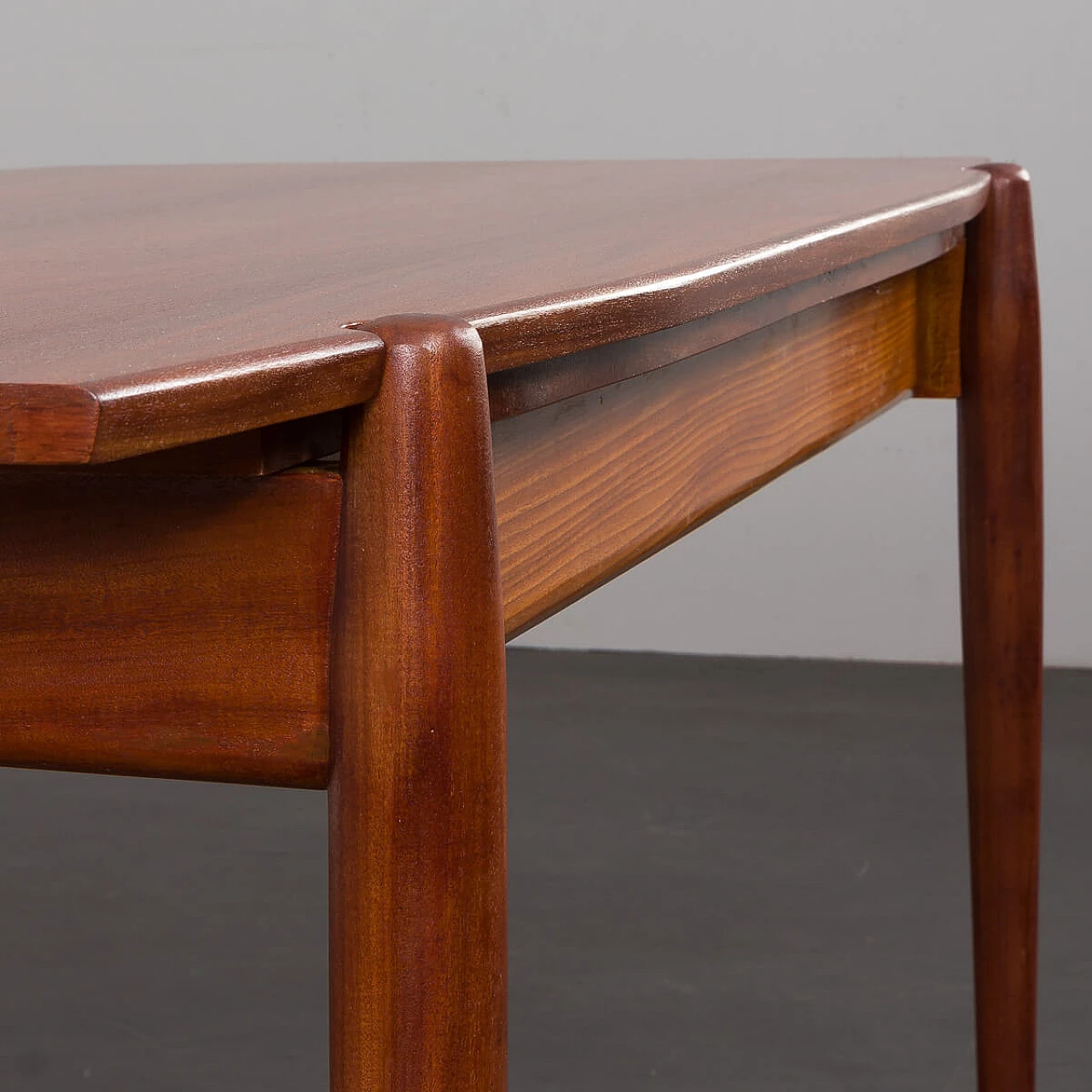 Mahogany veneered extendable table in the style of Gio Ponti, 1960s 10