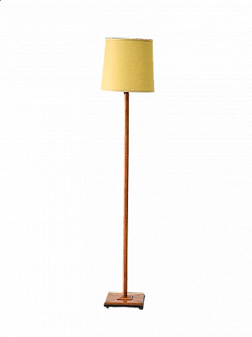 Lampada da terra scandinava in teak con paralume in tessuto giallo, anni '50