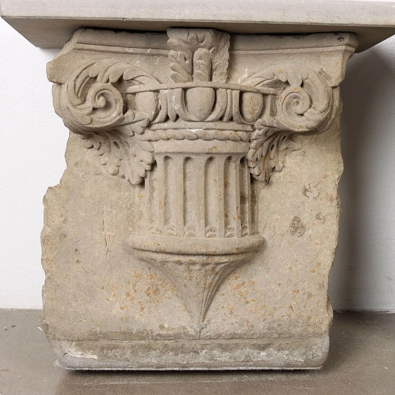 Coppia di mensole realizzate con capitelli Neoclassici 4