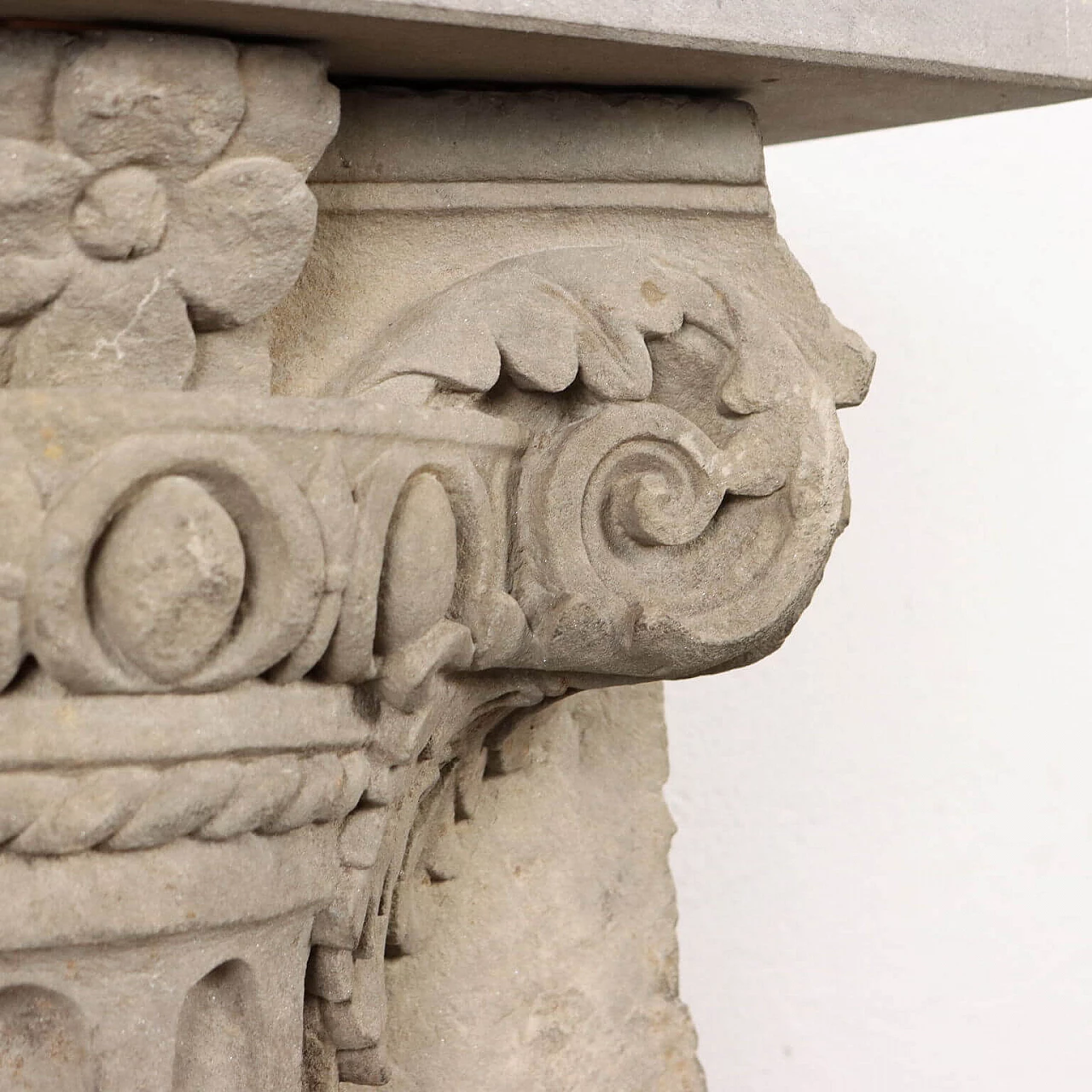 Coppia di mensole realizzate con capitelli Neoclassici 6