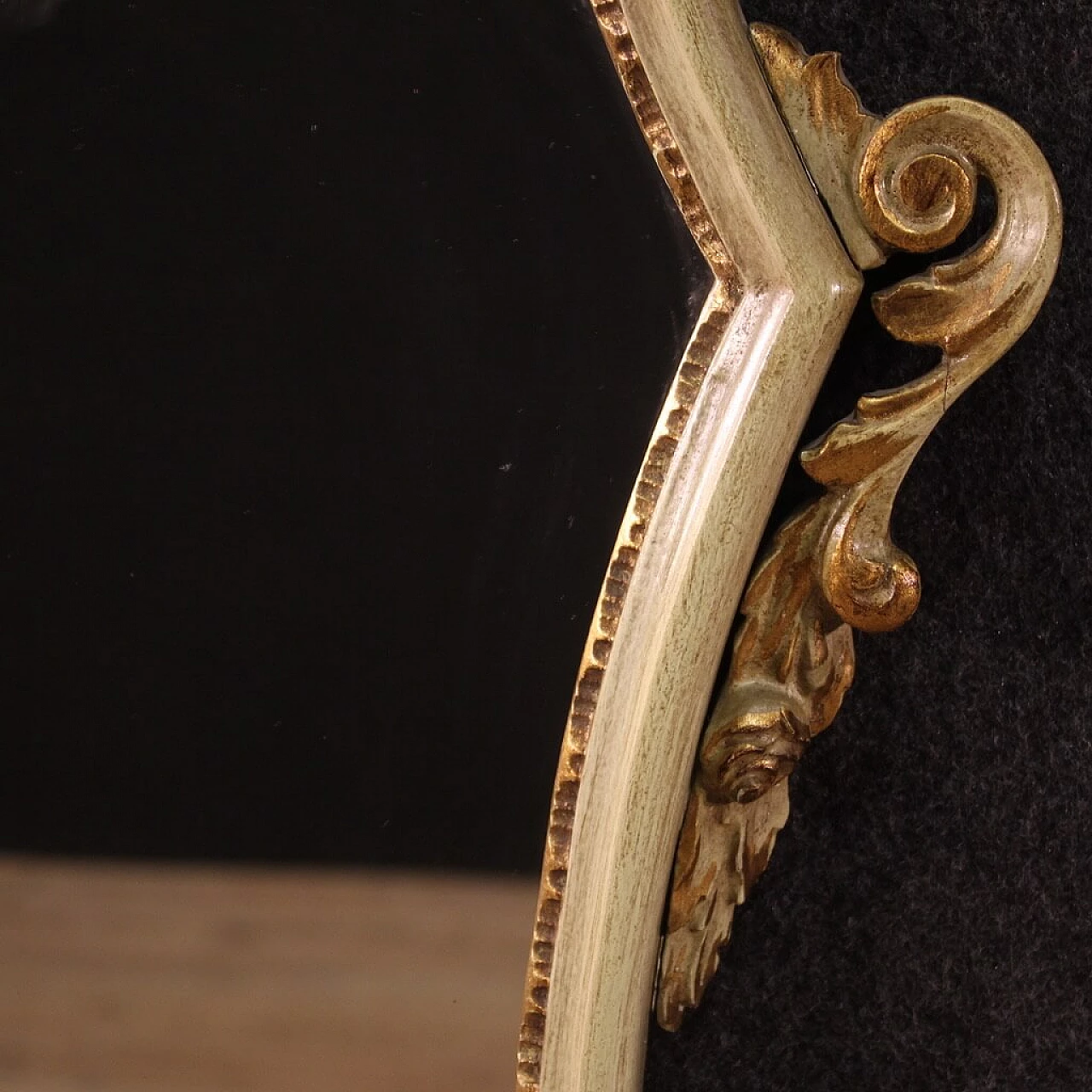 Specchiera in legno scolpito, laccato e dorato in stile veneziano, anni '80 8