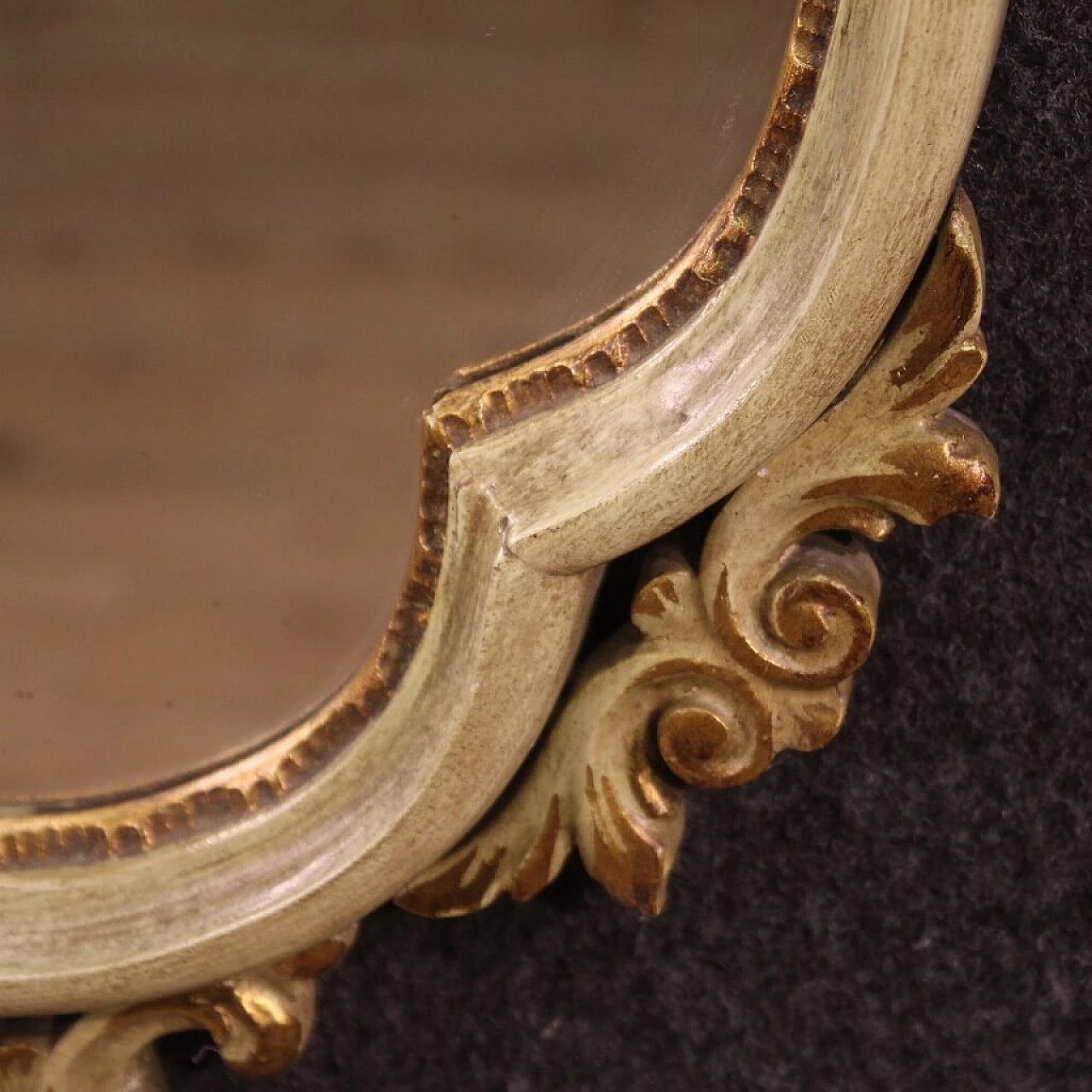 Specchiera in legno scolpito, laccato e dorato in stile veneziano, anni '80 9