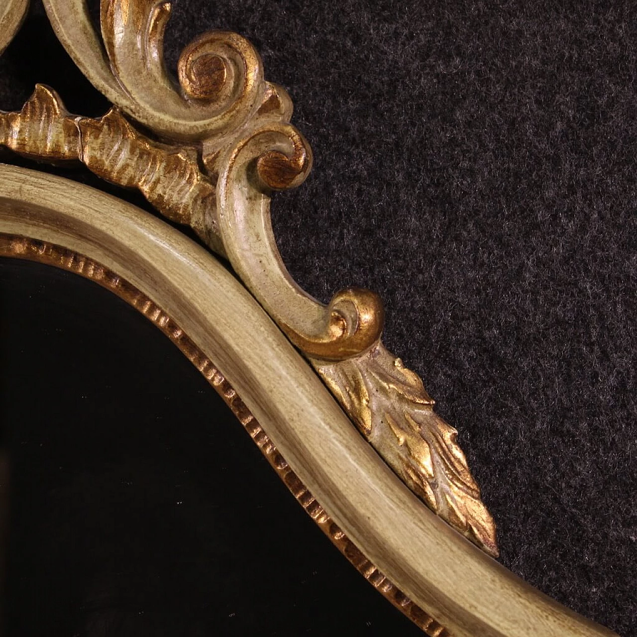 Specchiera in legno scolpito, laccato e dorato in stile veneziano, anni '80 10