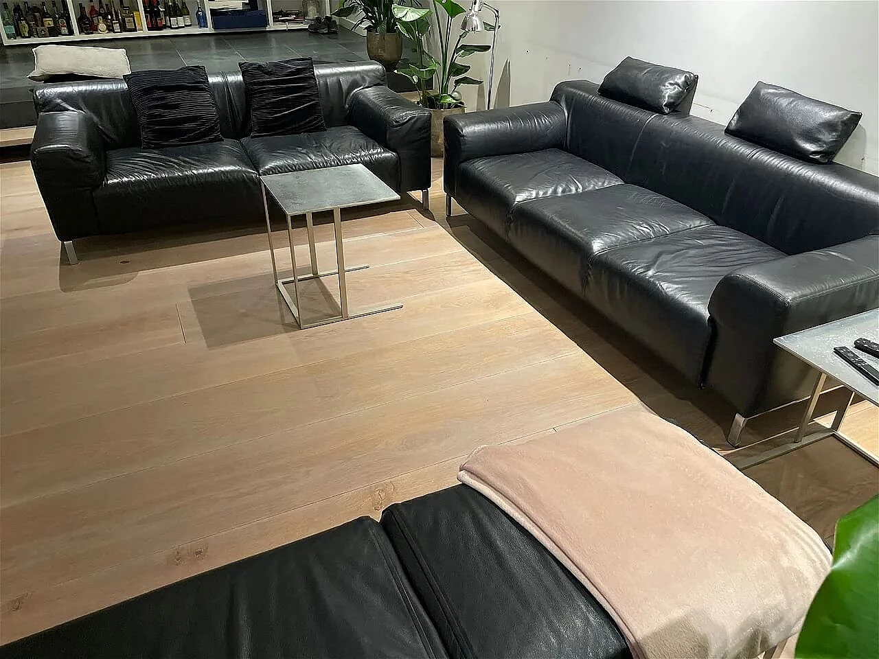 Coppia di divani e panca Greg in pelle nera di Emaf Progetti per Zanotta 4