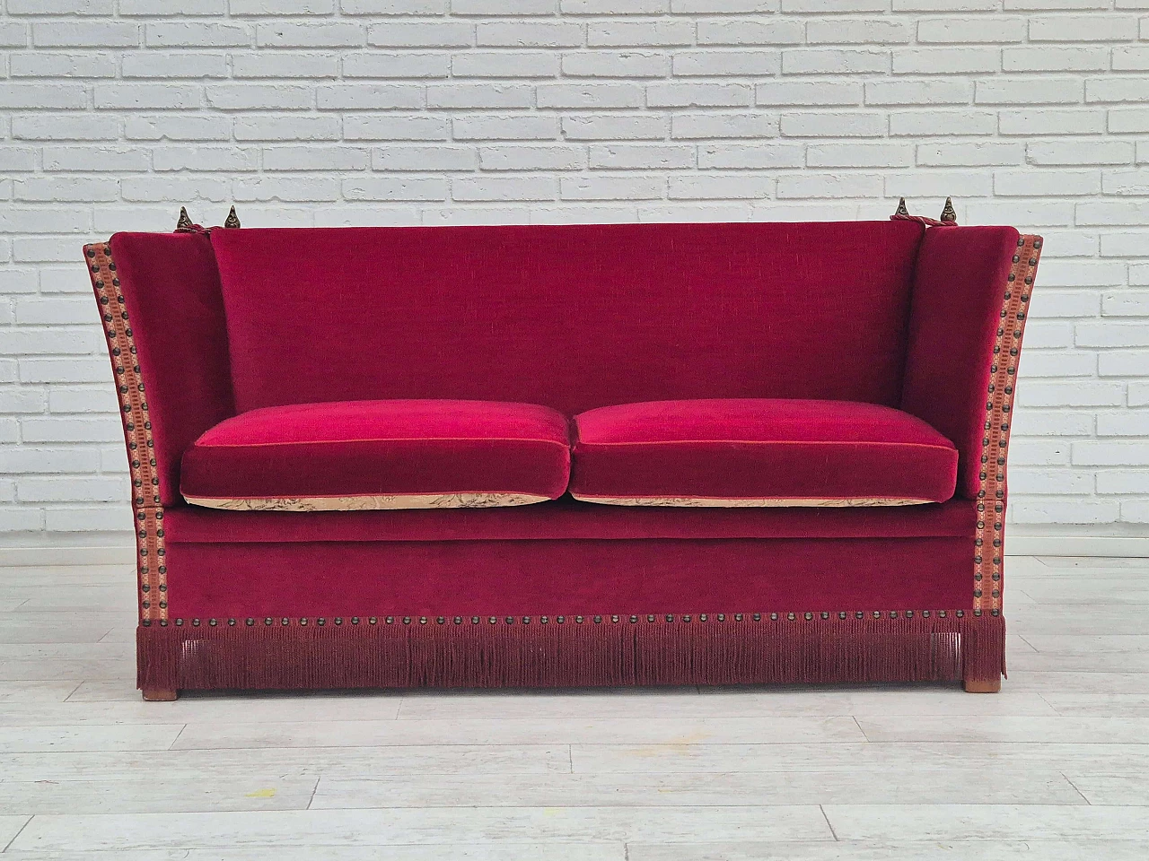 Divano danese in frassino e velluto rosso con braccioli reclinabili, anni '70 1