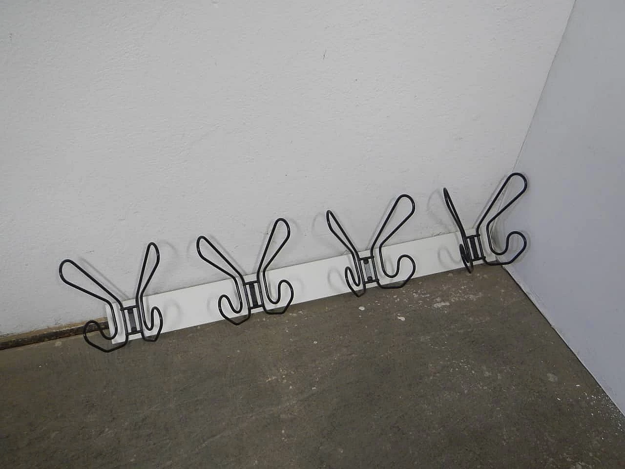 Appendiabiti in abete e metallo, anni '80 1