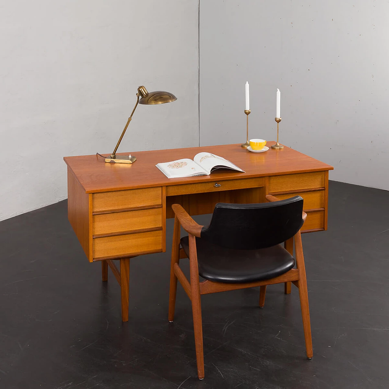 Scrivania vintage freestanding in teak con 7 cassetti, anni '60 1