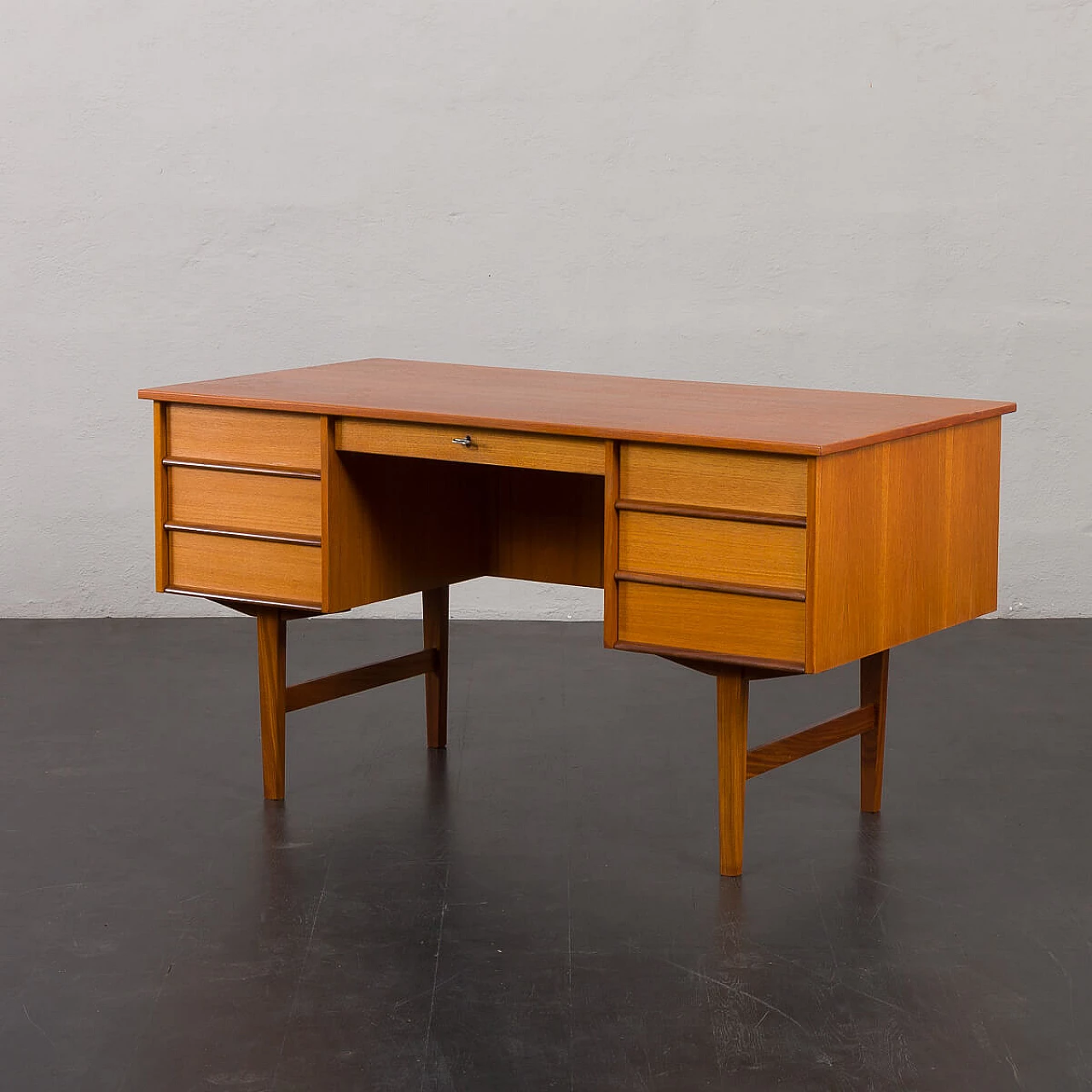 Scrivania vintage freestanding in teak con 7 cassetti, anni '60 5