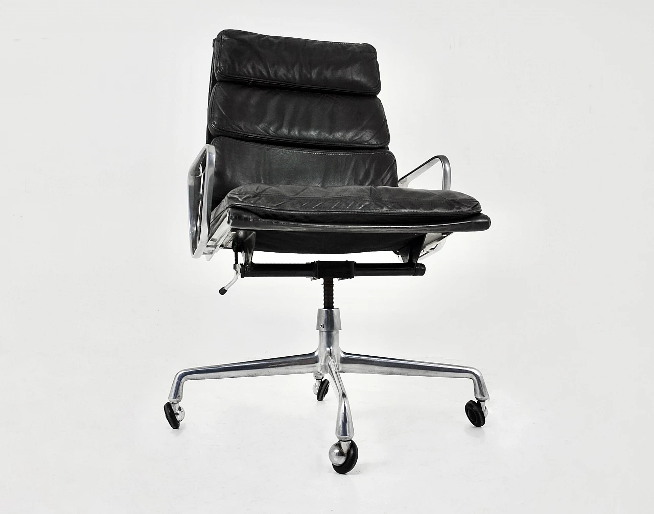 Poltrona EA 216 Soft Pad di Charles & Ray Eames per Herman Miller, anni '70 2