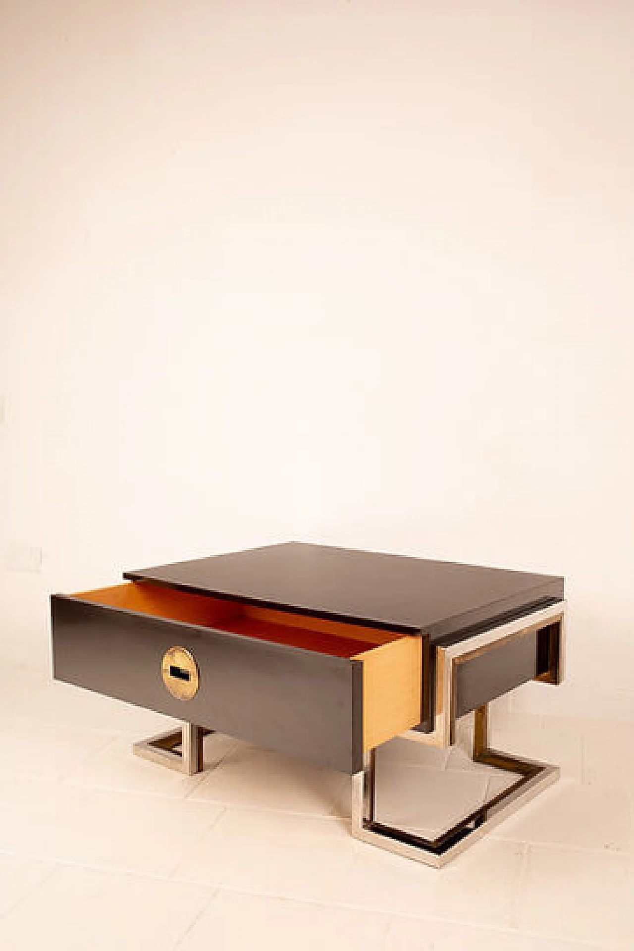 Tavolino in legno, ottone e acciaio di Romeo Rega, anni '70 10