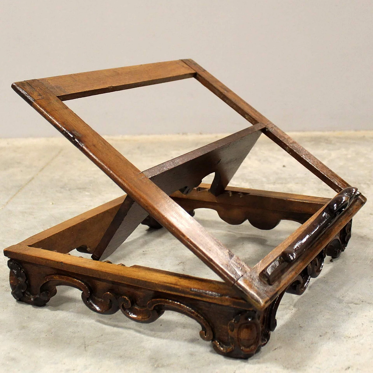 Louis XV table lectern in walnut, late 18th century 1