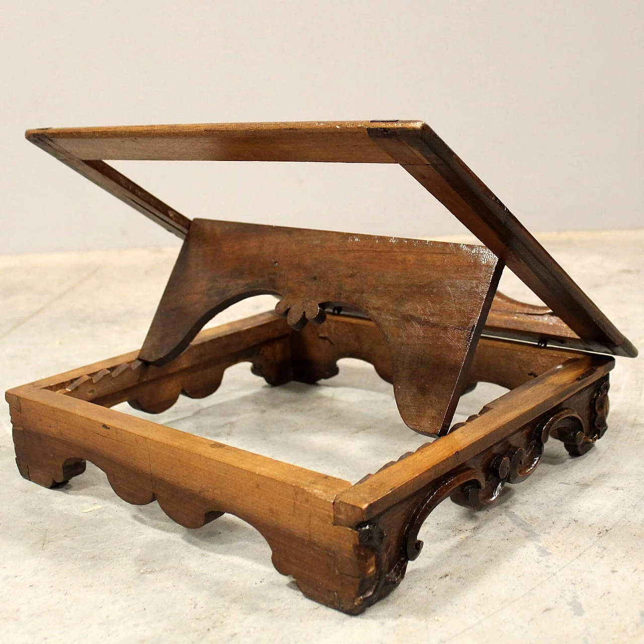 Louis XV table lectern in walnut, late 18th century 7
