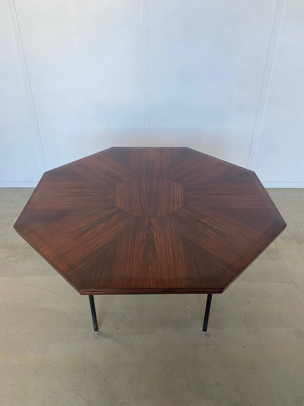Tavolo ottagonale in teak intarsiato e metallo tubolare, anni '60 1376864