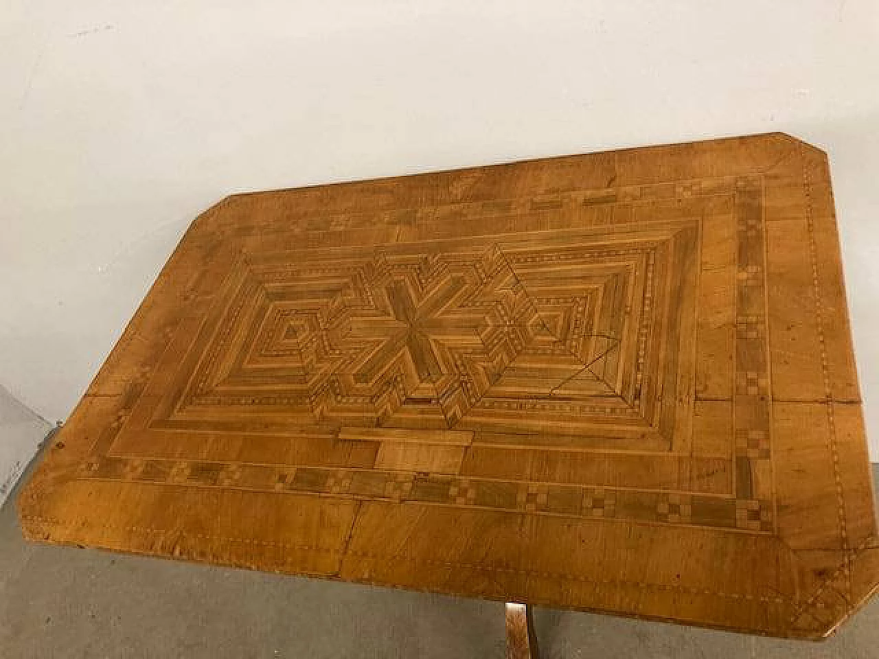 Walnut Rolo table with maple and dark walnut inlays, 19th century 1