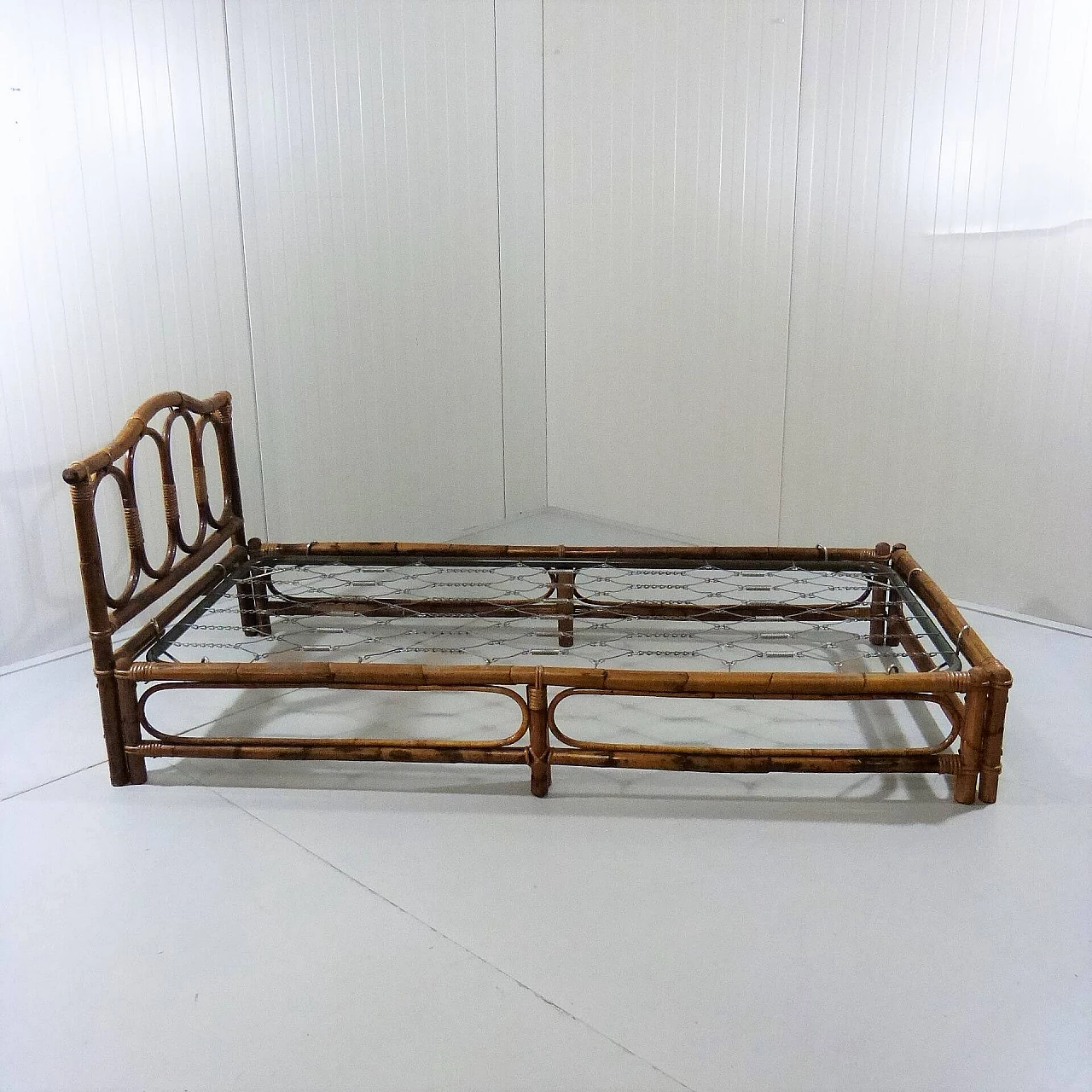 Brown varnished rattan daybed, 1970s 1