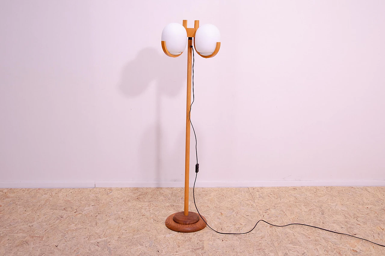 Lampada da terra in faggio con diffusori in vetro bianco opaco, anni '70 2
