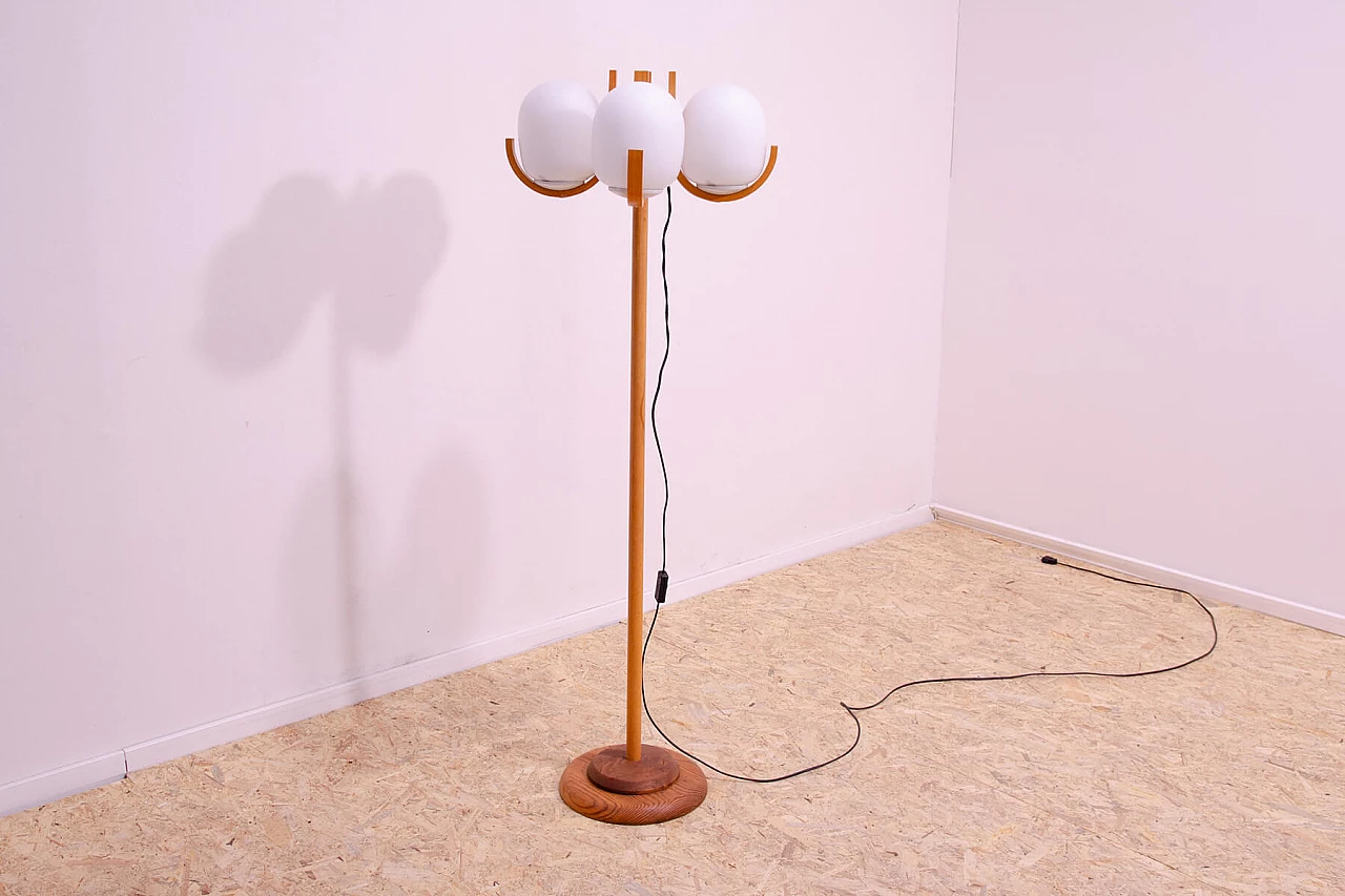 Lampada da terra in faggio con diffusori in vetro bianco opaco, anni '70 3