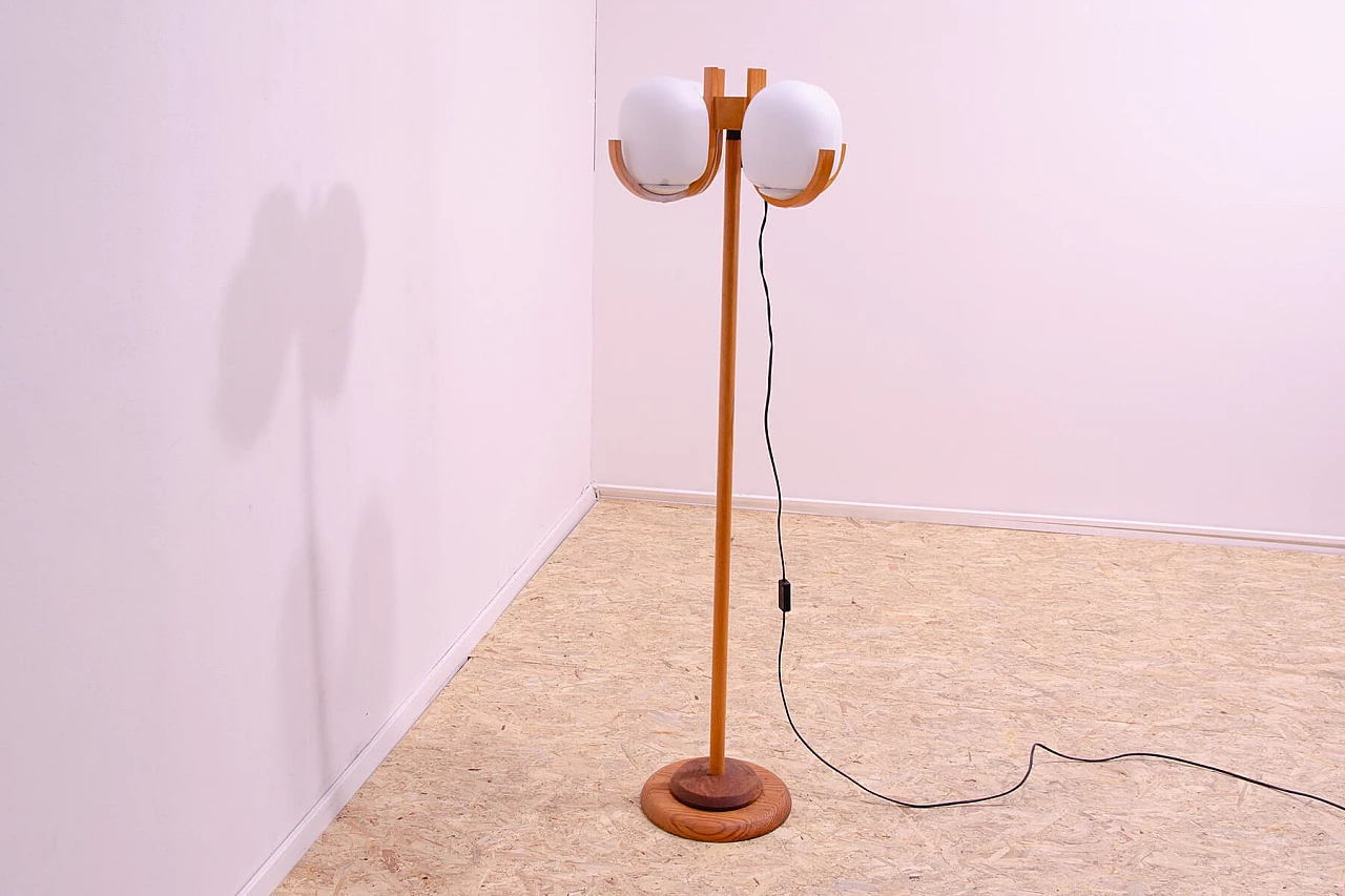 Lampada da terra in faggio con diffusori in vetro bianco opaco, anni '70 4