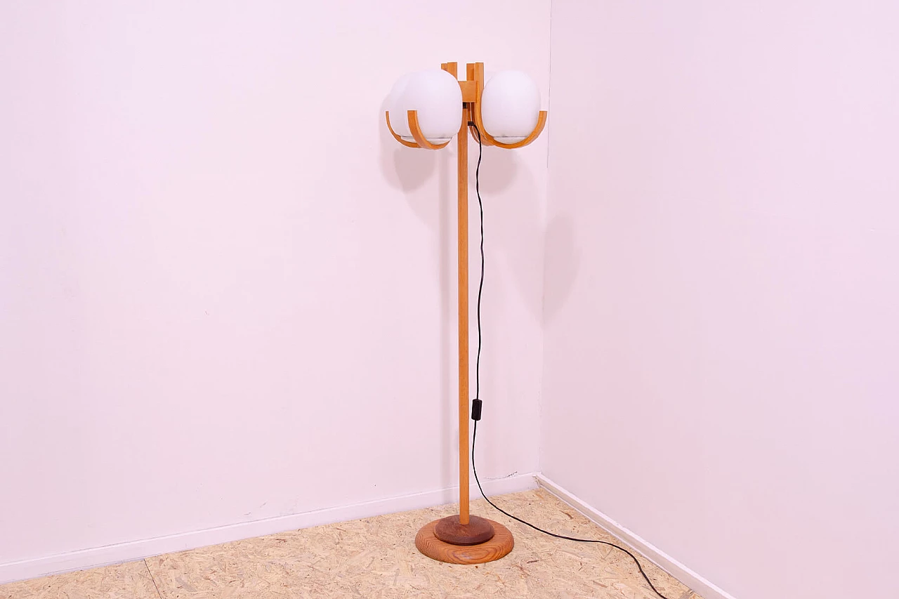 Lampada da terra in faggio con diffusori in vetro bianco opaco, anni '70 5