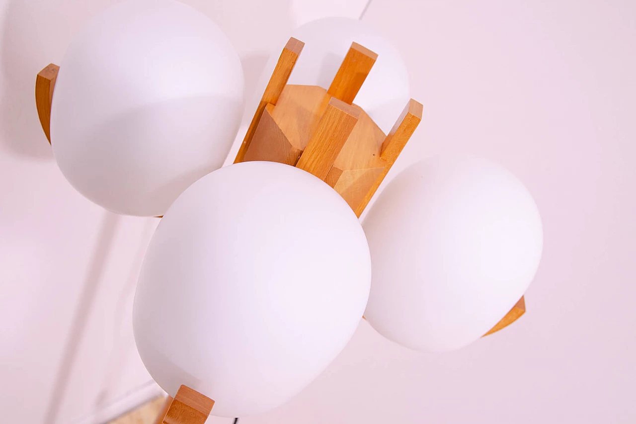 Lampada da terra in faggio con diffusori in vetro bianco opaco, anni '70 13