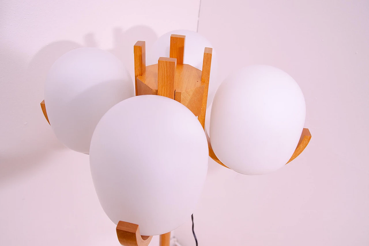 Lampada da terra in faggio con diffusori in vetro bianco opaco, anni '70 14
