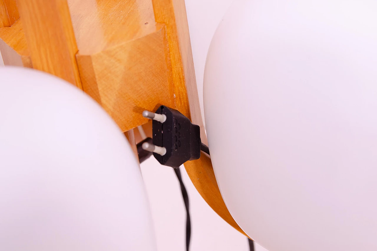 Lampada da terra in faggio con diffusori in vetro bianco opaco, anni '70 15