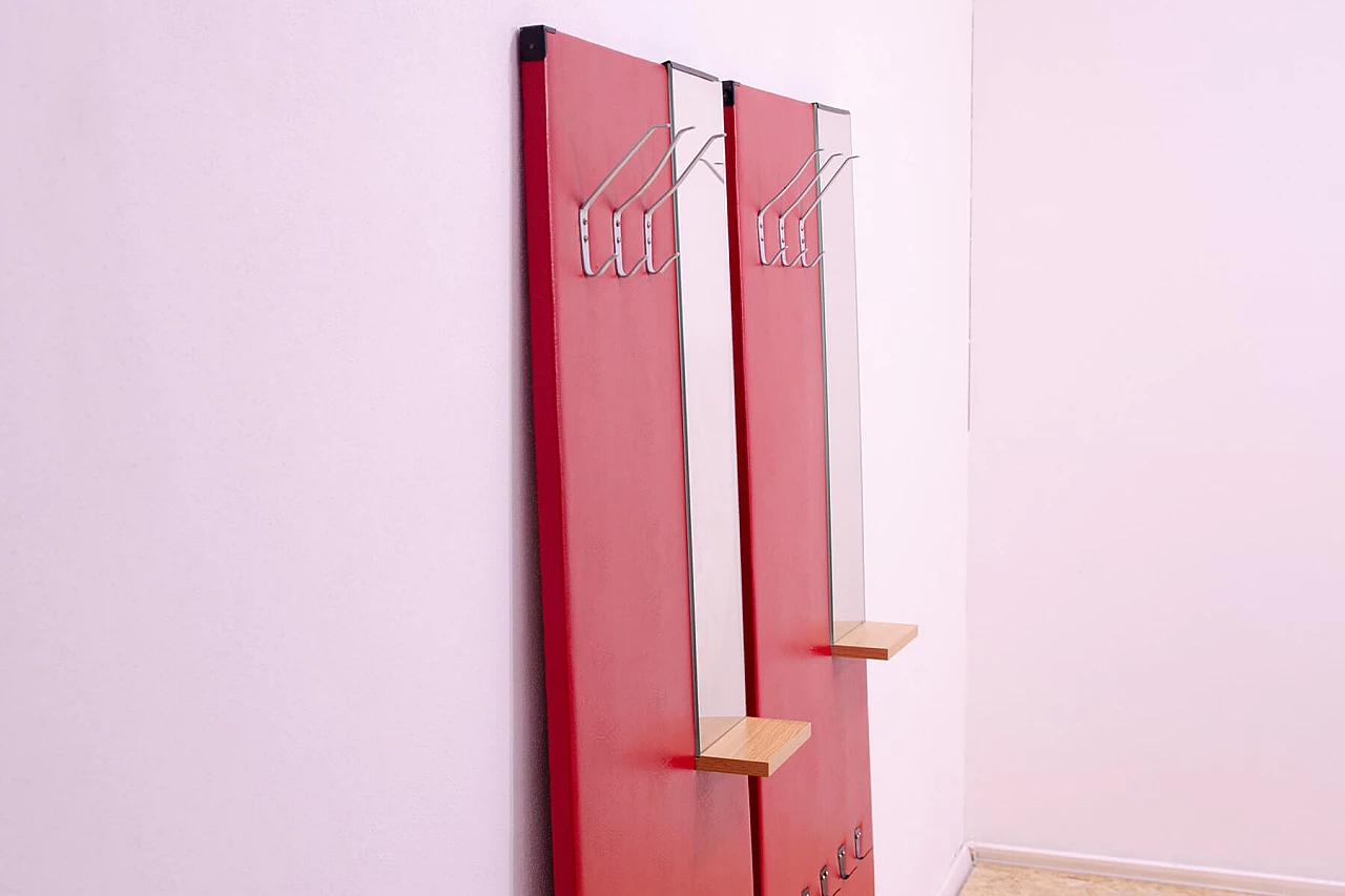 Appendiabiti in similpelle rossa con specchio di Drevotvar, anni '60 4