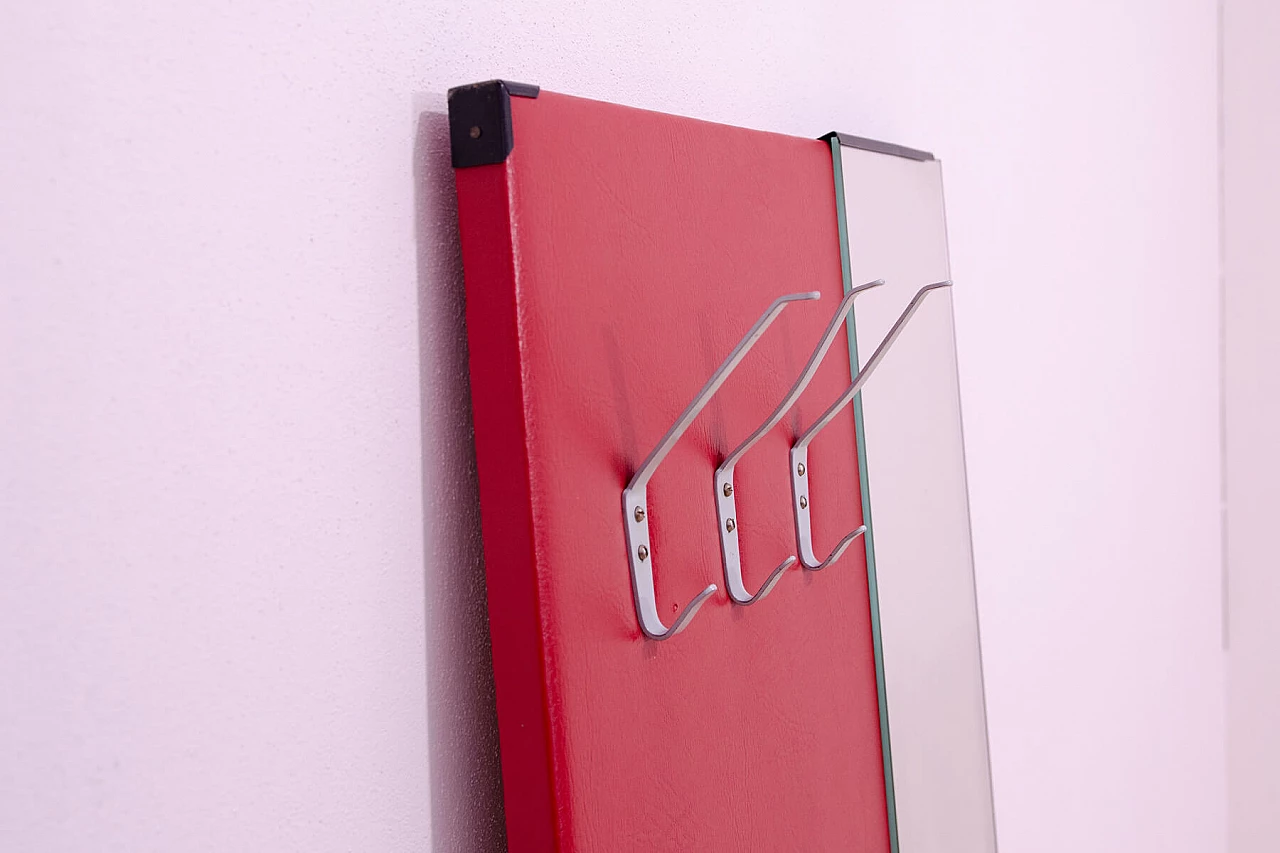 Appendiabiti in similpelle rossa con specchio di Drevotvar, anni '60 6