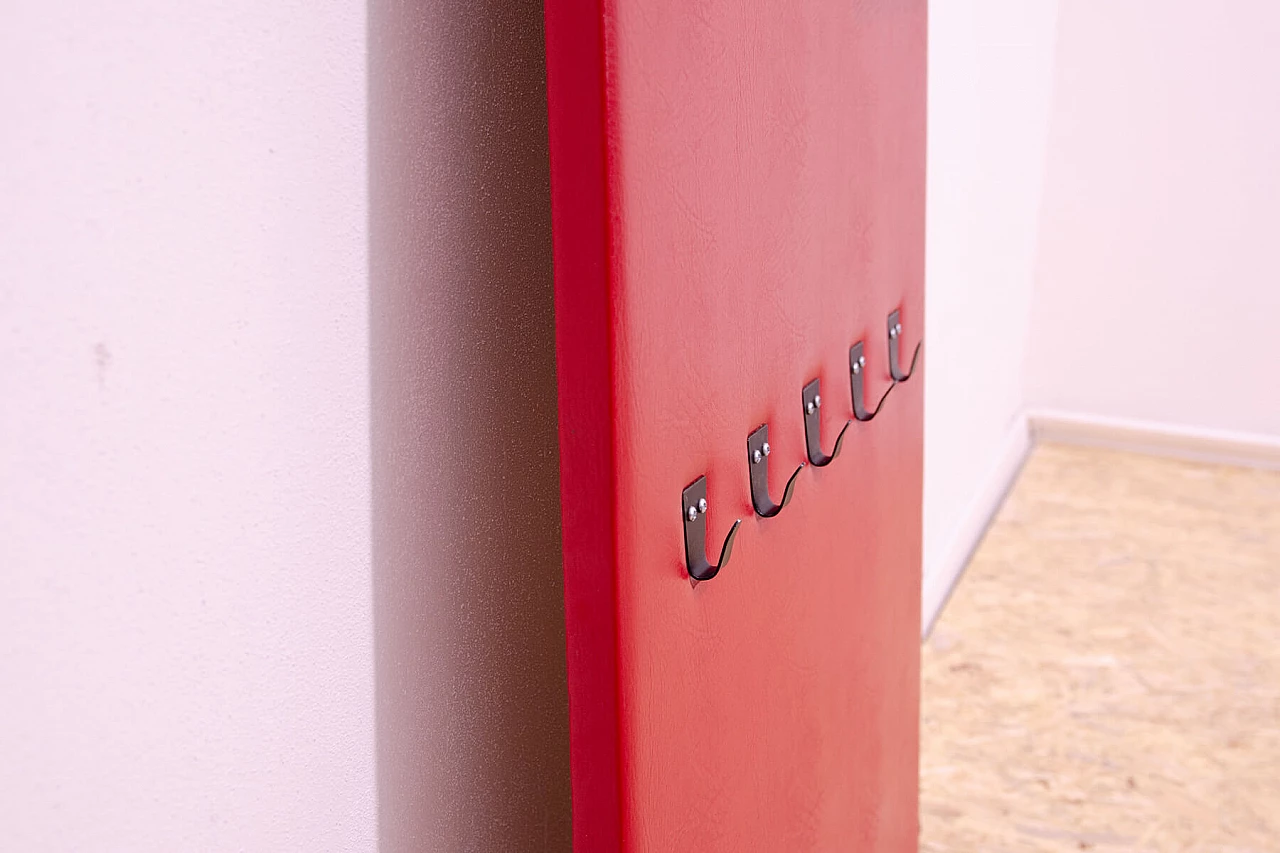 Appendiabiti in similpelle rossa con specchio di Drevotvar, anni '60 7