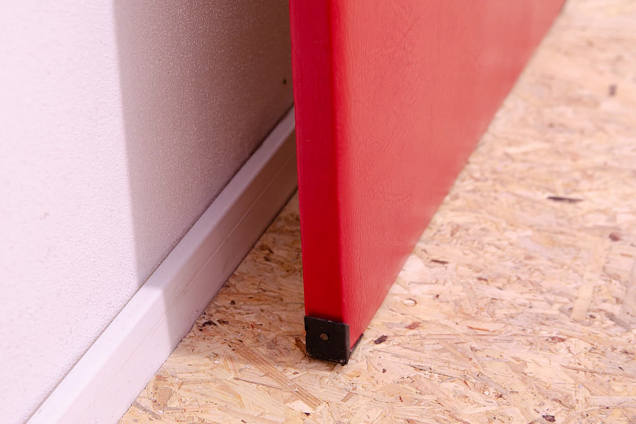 Appendiabiti in similpelle rossa con specchio di Drevotvar, anni '60 8