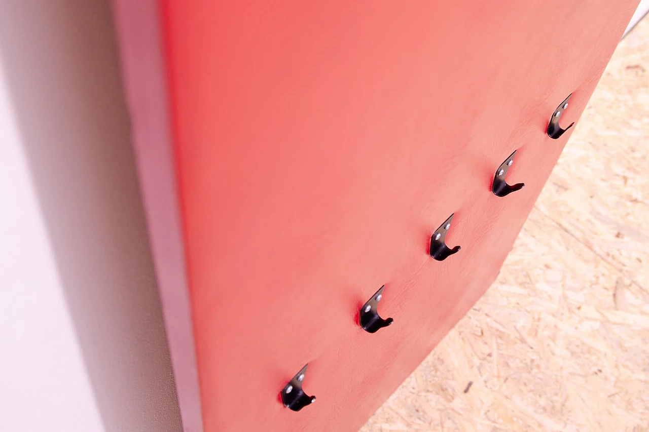 Appendiabiti in similpelle rossa con specchio di Drevotvar, anni '60 10